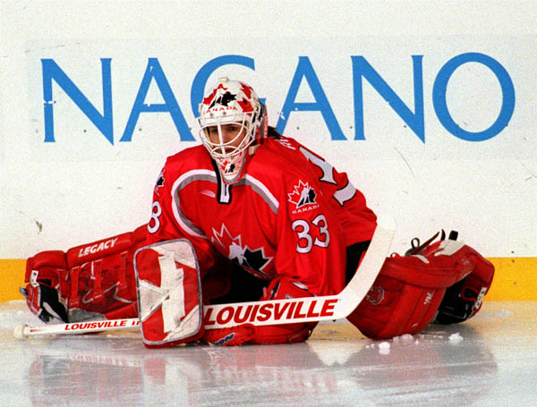 Canada's Manon Rheaume playing hockey at the 1998 Nagano Winter Olympics. (CP PHOTO/COA) Manon Rhéaume du Canada participe au hockey aux Jeux olympiques d'hiver de Nagano de 1998.  (PC Photo/AOC)